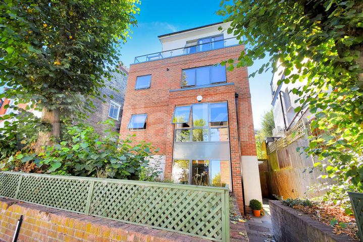 			Stunning Two Bedroom Property With roof Terrace !, 2 Bedroom, 1 bath, 1 reception Flat			 Womersley Road, Crouch End